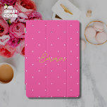 Eleganter Chic Stilvoll Hot Pink und Gold Polka Do iPad Pro Cover<br><div class="desc">Schützen Sie Ihr iPad stilvoll mit diesem stilvollen und schützenden iPad Cover. Es zeigt einen kleinen weißen Polka-Punkt auf einem hellrosa Hintergrund und einen trendigen goldfarbigen Ton-Schriftart mit Ihrem Namen. Aktualisieren Sie die leicht zu bedienende Vorlage mit Ihrem Namen. Erstellen Sie Ihr eigenes einzigartiges,  perfektes Geschenk!</div>