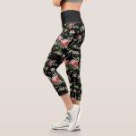 Eleganter Chic Vintag Pink Rose Floral Capri Leggings<br><div class="desc">Elegantes und schicke, Vintag inspiriert, nahtloses Blumenmuster mit rosa Rosen, grünen Weinreben, Blattwerk und weißen Blume und Nelken. Die Hintergrundfarbe ist anpassbar (schwarz in der Vorschau).</div>
