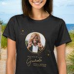 Eleganter Custom Graduate Foto Gold Abschluss T-Shirt<br><div class="desc">Herzlichen Glückwunsch zum Abschluss Ihres Kindes! Als stolze Mutter hast du es verdient, deine Liebe und Unterstützung mit einem personalisierten T - Shirt zu zeigen. Dieses elegante, moderne Design besticht durch einen goldenen Rahmen, der Ihr Lieblingsstift Ihres Absolventen-Fotos darstellt. Dieses Shirt ist für alle Senioren, die dieses Jahr geschlossen werden,...</div>