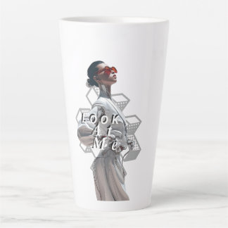 Eleganter Cyborg in weißer futuristischer Mode Milchtasse
