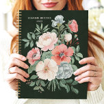 Eleganter Dark Floral Individuelle Name Planer<br><div class="desc">Dieses zeitlose Design besticht durch eine üppige Anordnung von Aquarellbildern in sanften Rosa, Korallen und Cremetönen, Set vor tiefgrünem Hintergrund. Der personalisierte Name und das Jahr fügen eine raffinierte Touch hinzu, die perfekt für Profis, Studierende oder alle Lieben der klassischen botanischen Kunst ist. Ideal für die Organisation von täglichen Aufgaben,...</div>