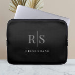 Eleganter DIY Gray Monogram & White Name, Schwarz Laptopschutzhülle<br><div class="desc">Dieses elegante schwarze Design mit grauem Monogramm und weißem Namen auf schwarzem Hintergrund. Klicken Sie auf "Anpassen",  um Farben und Stile zu ändern.</div>