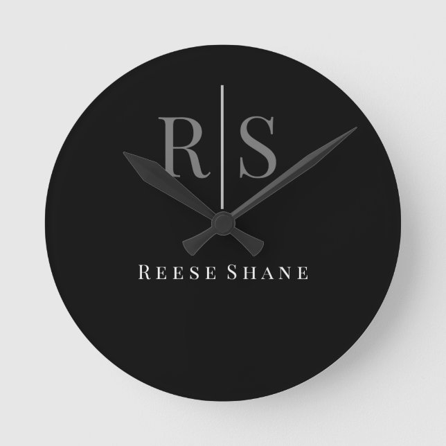 Eleganter DIY Gray Monogram & White Name, Schwarz Runde Wanduhr (Vorderseite)