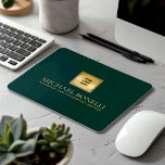 Eleganter dunkelgrüner Leder Luxus Gold Logo NAME Mousepad<br><div class="desc">Erweitern Sie Ihren Arbeitsbereich mit diesem smaragdgrünen Lederprint-Mauspad, das Stil und Funktionalität kombiniert. Mit einem luxuriösen Gold-Logo und der Möglichkeit, zwei Zeilen Text hinzuzufügen, ist dieses Mauspad perfekt für die Personalisierung mit Ihrem Namen, Ihrer Firma, Ihrer Firma oder anderen Details Ihrer Wahl. Ideal für kleine Unternehmen oder Unternehmen, die eine...</div>