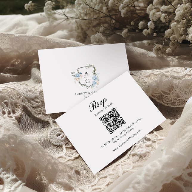 Eleganter Dusty Blue Floral Monogram QR Code RSVP Karte (Von Creator hochgeladen)