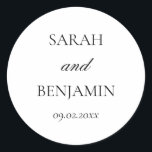 Eleganter einfacher Schwarz-Weiß-Hochzeitsumschlag Runder Aufkleber<br><div class="desc">Diese schlichten, aber eleganten Hochzeitsaufkleber können für Hochzeitseinladungen, Verlobungsfeiern, Brautpartys, Proben, Gastgeschenke Hochzeiten, Stadtrundgänge usw. verwendet werden. Das neutrale, schwarz-weiße, minimalistische Design besticht durch ein modernes, handgeschriebenes Kalligrafieschrift und einen Vintagen Serif-Schriftart. Erstellt als Teil meiner Sarah Hochzeitskollektion. Schauen Sie sich die anderen Gegenstände dieses Set an, um ein durchdachtes und...</div>