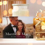 Eleganter einzigartiger Text | Zwei Fotos Verheira Feiertagskarte<br><div class="desc">Diese wunderschönen,  frisch vermählten Weihnachtskarten sind elegant und elegant,  mit extravaganter und einzigartiger modischer Weißtypografie,  die "Verheiratet & Merry" heißt. Es gibt Platz für zwei Ihrer Lieblings-Hochzeit-Fotos,  und ein Ort für Ihre persönliche Urlaubssendung auf der Rückseite.</div>