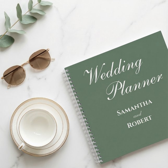 Eleganter floraler Hochzeitsplaner in hellgrüner L Notizbuch (Custom sage green wedding planner notebook on marble with fresh eucalyptus.)