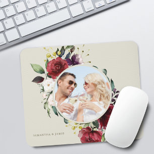 Eleganter floraler Kranz in Burgunderrot und Rosa  Mousepad