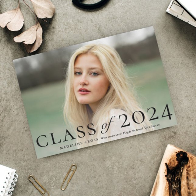 Eleganter Foto-Abschluss der Geschlossen Klasse Einladung (Elegant Typography Class of 2024 Photo Graduation Announcement.)