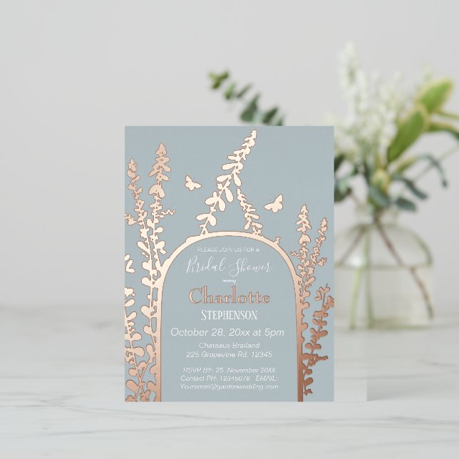 Eleganter Garten Blätter Schmetterlinge Brautparty Folie Einladungspostkarte (Stehend vorne)