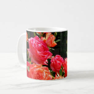Eleganter Garten mit orangefarbenen Rose Rose Kaffeetasse