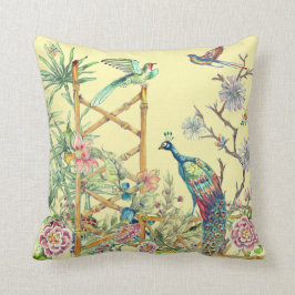 Eleganter Gelber Pfau im Garten der orientalischen Kissen