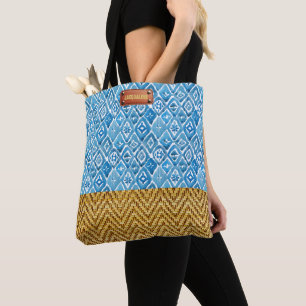 Eleganter, geometrischer RattanLook mit blauem Was
