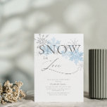 Eleganter Glitzer Schnee in der Liebe Brautparty Einladung<br><div class="desc">Schnee in Liebe! Diese elegante Brautdusche lädt zum Wintergenuss ein. Es hat einen SNOW in Liebe mit Blau- und Wasserfarbe und silberne Glitzer Schneeflocken.</div>