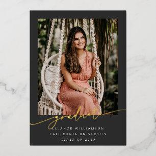 Eleganter Gold Black Script Overlay Foto Abschluss Folieneinladung