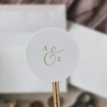 Eleganter Gold Script Monogram Wedding Umschlag Au Runder Aufkleber<br><div class="desc">Diese eleganten goldskripten monogramm Hochzeitslehren sind perfekt für eine einfache Hochzeit. Das minimalistische Gold-Weiß-Design besticht durch extravagante romantische Typografie mit modernem Glam-Stil. Anpassbar in jeder Farbe. Behalt das Design minimal und elegant, wie es ist, oder personalisiere es durch Hinzufügen von eigenen Grafiken und Kunstwerken. Personalisieren Sie das Etikett mit den...</div>