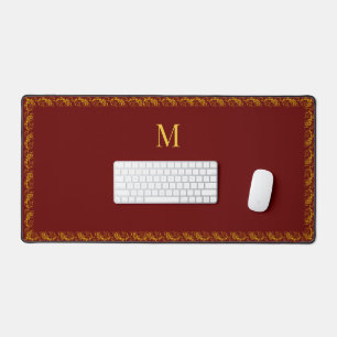 Eleganter Goldrahmen und Monogramm auf Marone Schreibtischunterlage