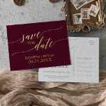 Eleganter Goldschmied und Burgund Save the Date Folie Einladungspostkarte<br><div class="desc">Diese elegante Goldfolie und die bordeauxrote,  Save the Date Folie laden zur Postkarte ein. Das neutrale Design besticht durch eine minimalistische Karte,  die mit romantischer und skurriler,  luxuriöser,  gepresster Goldfolien-Typografie dekoriert ist.</div>