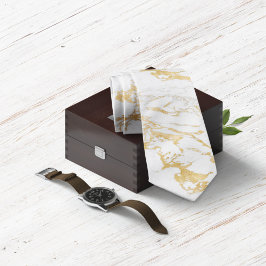 Eleganter Goldschmiedestil auf schicker weißer Mar Krawatte