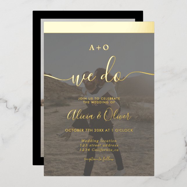 Eleganter Goldstreifen Initialen 2 Fotos Hochzeit Folieneinladung (Vorderseite/Rückseite)