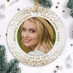 Eleganter Graduate Custom 2 Foto Gold Abschluss Keramik Ornament<br><div class="desc">Das elegante und moderne Abschluss-Ornament - die perfekte Erinnerung an Ihren besonderen Tag! Dieser einfache, aber atemberaubende Sake bietet Platz für zwei personalisierte Fotos, zusammen mit Ihrem Namen und Schuljahr für eine wirklich personalisierte Touch. Egal, ob Sie eine High School, Uni oder einen Abschluss an einer Universität feiern, dieses Ornament...</div>