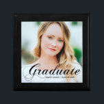 Eleganter Graduate Foto Personalisierter Abschluss Erinnerungskiste<br><div class="desc">Der Graduate in eleganter schwarzer Kalligrafie über Ihr Senior Portrait Foto ist eine wunderschöne,  minimalistische Abschluss Geschenkboxen. Passen Sie mit Ihrem Namen und High School oder Uni-Klasse von 2024 unter der kursiven Typografie an.</div>