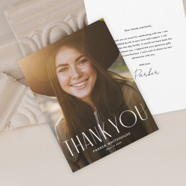 Eleganter Graduate Typografy Foto Abschluss Dankeskarte (Elegant typography photo graduation thank you card.)