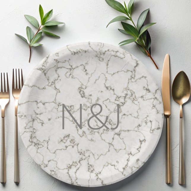 Eleganter grauer Marmor Moderne Monogram Paper-Tel Pappteller (An elegant gray marble paper plate with space for your initials)