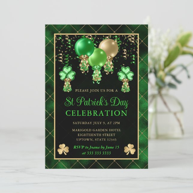 Eleganter Green und Gold Balloons St Patrick's Day Einladung (Stehend Vorderseite)