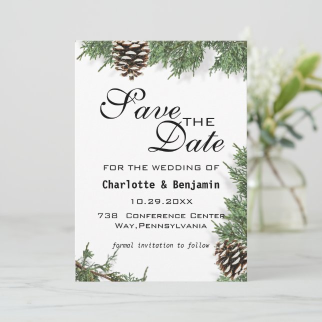 Eleganter grüner Pine Tree Winter Save the Date (Stehend Vorderseite)