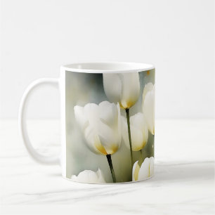 Eleganter Haufen von White Tulips in einem Serenen Kaffeetasse