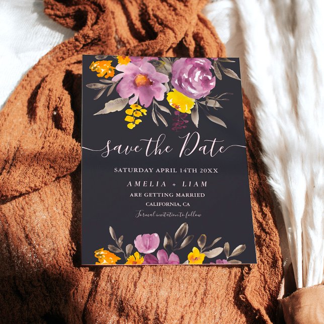 Eleganter Herbst Winter lila floral Save the Date (Elegant fall winter purple floral save the date on dark off black)