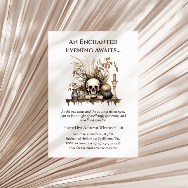 Eleganter Herbstschädel und Kerzen Party Einladung (Elegant Autumn Skull and Candles Witch Party Invitation on a boho neutral dry palm leaf)