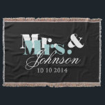 Eleganter Herr und Frau Wurfsdecke für eben weds Decke<br><div class="desc">Niedlicher Herr und Frau werfen Decke für Jungvermähltenpaare. Romantische Hochzeitsgeschenkidee für eben weds/gerade verheiratetes Bräutigam- und Braut-/Ehemann- und Ehefraupaar. Schließen Sie Hochzeitsdatum ein. Elegante Skripttypographie. Weiße und schwarze Farben des Türkisblaus.</div>
