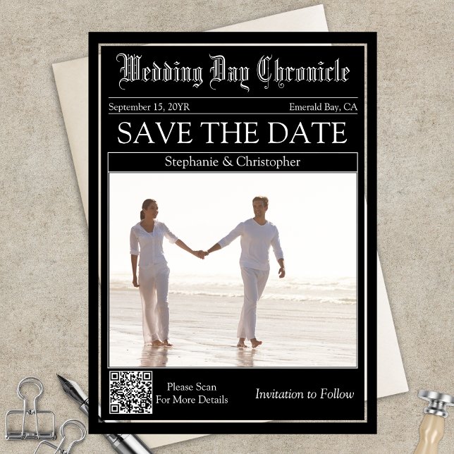 Eleganter Hochzeits-QR-Code in Zeitung Save the Da Acryleinladungen (Elegant Black and White Newspaper Layout Acrylic QR code Save the Date)