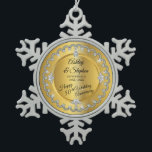Eleganter Hochzeitstag der Golddiamant-50. Schneeflocken Zinn-Ornament<br><div class="desc">Opulente Eleganz gestaltet diesen Hochzeitsjahrestagsentwurf in einem einzigartigen ausgebogten Diamantentwurf mit Mittelteardropdiamanten mit Herz-förmigen Diamanten des Imitats und zusätzlichen Imitat-Glitzern auf einer goldtone Steigung. Merken Sie bitte, dass alle Verschönerungen gedruckt werden und nur gemacht werden, umso wirklich auszusehen, wie möglich in einer Ebene, Druckentwurf. Dieses schließt alle metallischen Blicksteigungen und/oder...</div>