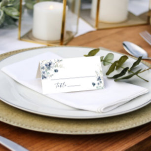 Eleganter Hochzeitstisch aus blauem Winter Foliage Platzkarte