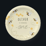 Eleganter Honigbiene zum ersten Bienentag Pappteller<br><div class="desc">Fügen Sie Ihrer kleinen Geburtstagsfeier eine Touch der Zauberei hinzu, mit unseren zauberhaften Tellern aus Papier, die bezaubernde Aquarellbilder von magischen Bienen und Honig zeigen. Die lebhafte Farbe Gelb und Schwarz schafft eine visuell faszinierende Tischumgebung, die das Thema perfekt ergänzt. Diese robusten und wegweisenden Teller sind nicht nur praktisch, sondern...</div>