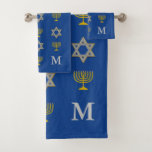 Eleganter jüdischer Star von David Menorah Monogra Badhandtuch Set<br><div class="desc">Elegantes, mit Monogramm jüdisches Badetuch-Set, das den Imitaten Gold und Silber STAR OF DAVID und MENORAH in einem gefliesten Muster vor einem israelisch-blauen Hintergrund zeigt. In der rechten unteren Ecke befindet sich ein KUNDENBEWEGLICHES MONOGRAMM, sodass Sie Ihren eigenen Initial hinzufügen können. Ideal für Hanukkah und andere jüdische Wohngestaltungen. Wählen Sie...</div>