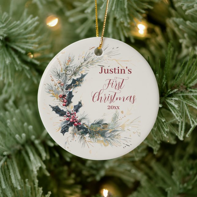 Eleganter Kiefer und Holly Kranz mit Goldakzenten Keramik Ornament (Baum)