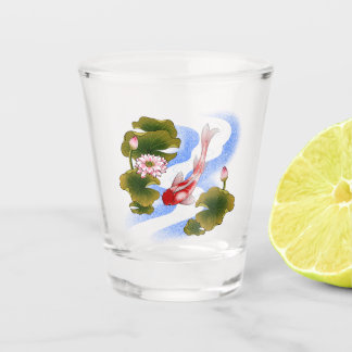 Eleganter Koi-Karpfen im Lotusteich Schnapsglas