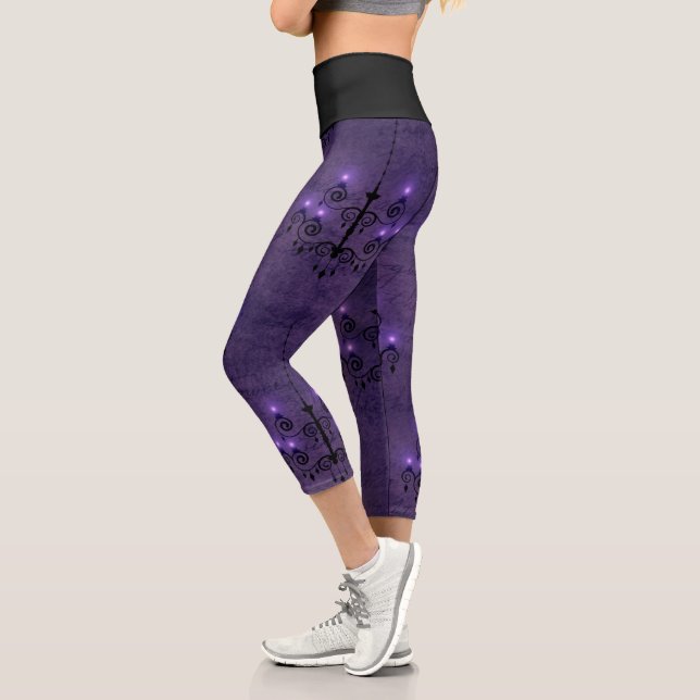 Eleganter Kronleuchter leuchtet lila und schwarz g Capri Leggings (Links)