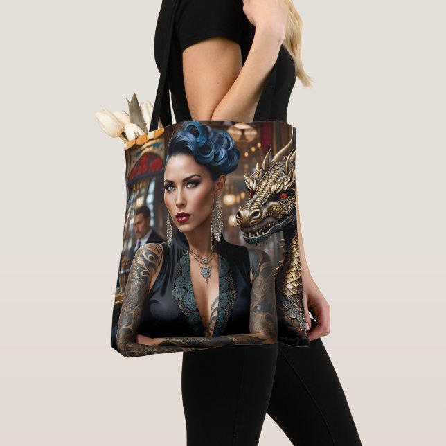 Eleganter Lady Boss mit Tattoo und Dragon (Von Nahem)