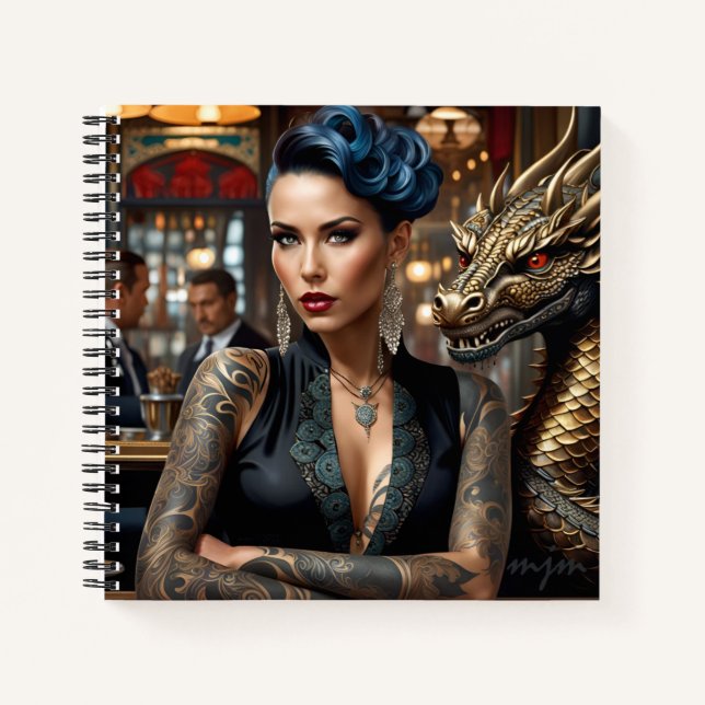 Eleganter Lady Boss mit Tattoo und Dragon Notizbuch (Vorderseite)