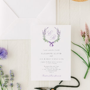 Eleganter lila Blumengruß und Monogramm-Hochzeit Einladung