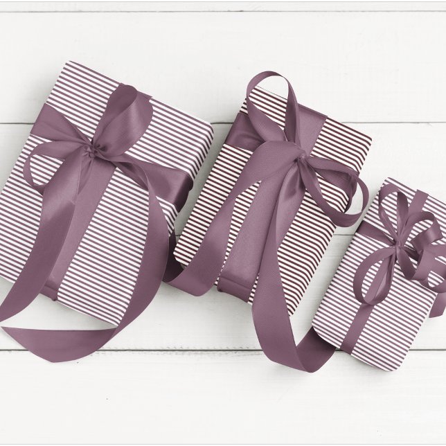 Eleganter Lila dünner gestreift Geschenkpapier (Elegant Thin Striped Wrapping Paper with Purple and White Lines. Gift Wrap with Chic Fall Color.)