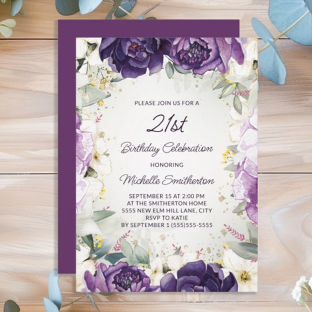 Eleganter Lila Glitzer mit weißer Blüte 21. Geburt Einladung (Purple floral women's 21st birthday party invitation)