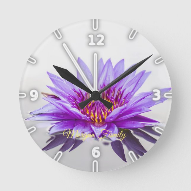 Eleganter Lila Lotus Personalisierter See Runde Wanduhr (Vorderseite)