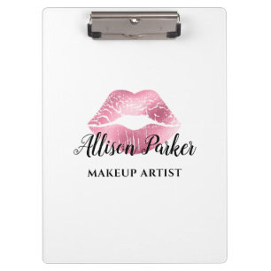 Eleganter Lippen-Make-up-Künstler in Rosa Klemmbrett